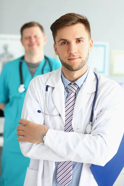 Dva zdravotníci v uniformě na pracovišti, — Stock fotografie