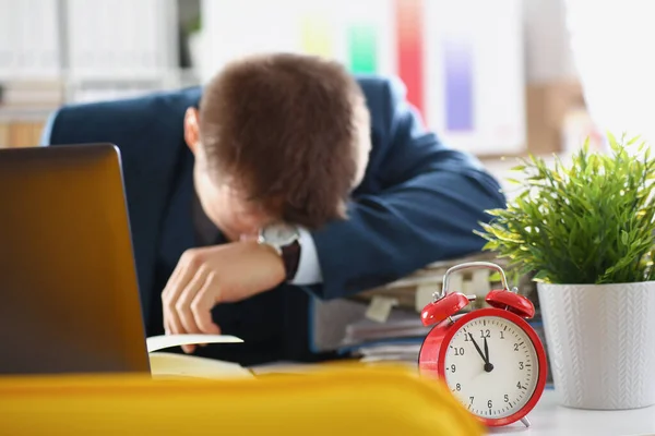 Un hombre duerme en el lugar de trabajo, fecha límite — Foto de Stock