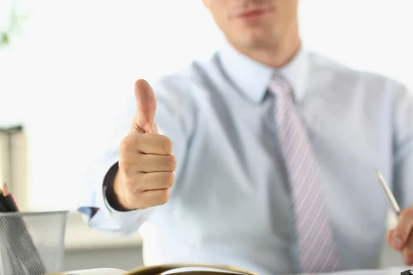 Mężczyzna w biurze pokazuje ok gest, zbliżenie — Zdjęcie stockowe
