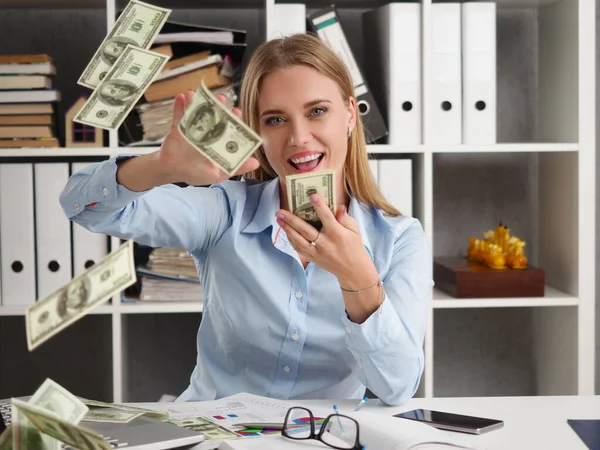 Glückliche Geschäftsfrau im Büro wirft Dollars nach oben — Stockfoto