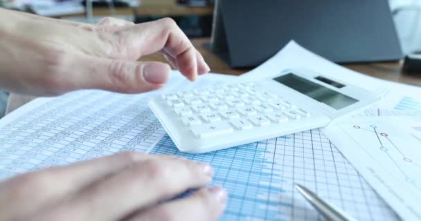 Gestionnaire financier compte sur la calculatrice et effectue des analyses commerciales — Video