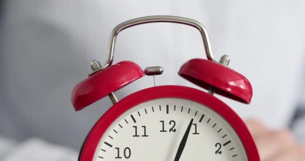 Reloj despertador rojo suena con dos campanas de cámara lenta 4k película — Vídeos de Stock