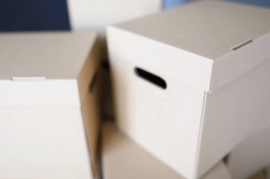 Depolama şeyleri için kapaklı boş karton kutular