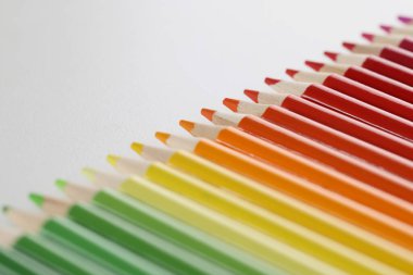 Kalemler, çocuk sanatı için beyaz yüzeye mükemmel bir şekilde yerleştirilmiş.