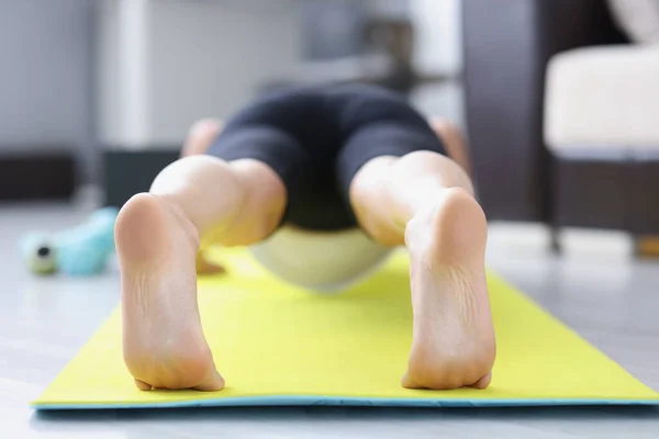 Sabah sağlık için çıplak ayakla paspasın üzerinde egzersiz yapan insan. — Stok fotoğraf