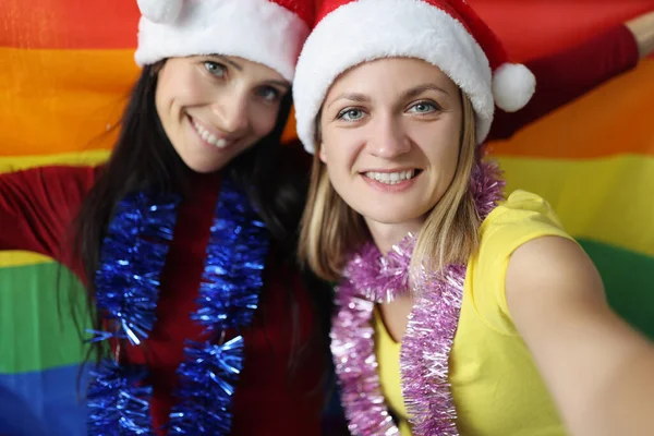 Vrouwelijke minnaars blij over nieuwjaar viering houden lgbt vlag — Stockfoto