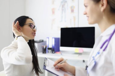 Müşteri kulak ağrısından şikayetçi, doktor da kulak muayenesinden.