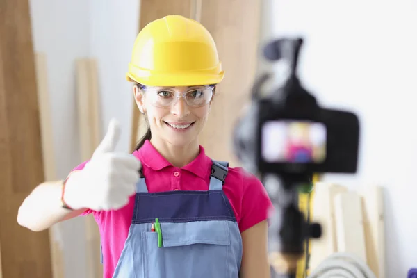 Gelukkig vrouw bouwplaats werknemer tonen duimen omhoog op camera — Stockfoto