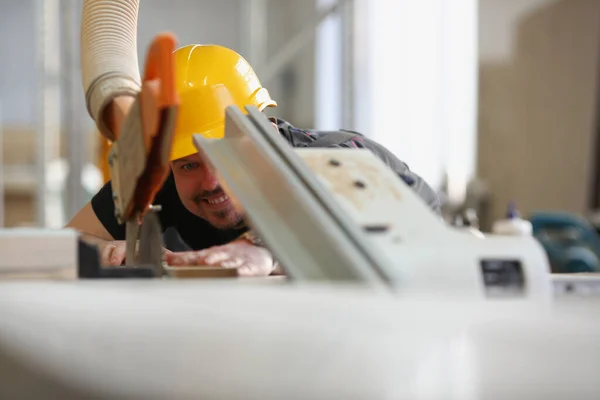 Trabajador masculino cualificado que utiliza un equipo de sierra eléctrica para trabajar con madera — Foto de Stock