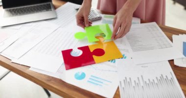 İş adamları masadaki renkli bulmacaları katlayıp belgeleri kapatıyorlar. 4k film yavaş çekim