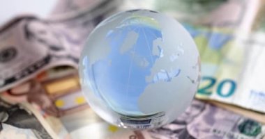 Glass Globe Avro ve Dolar banknotlarının üzerinde duruyor