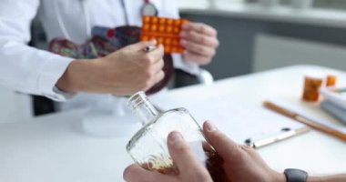 Doktor, alkol bağımlılığının karaciğere etkisi olduğunu söyledi.