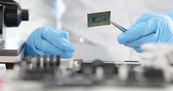 실험용 장갑을 끼고 있는 과학자들을 대상으로 한 컴퓨터 칩 — 비디오