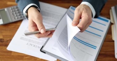 Adam kağıt sigortasını ve finansal hizmetleri inceliyor.