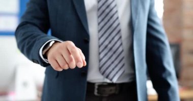 Resmi takım elbiseli bir işadamı parmağını ileri doğru uzattı.