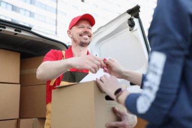 Kurye ve alıcı sipariş için belgeye imza atarak ticaret yapıyor