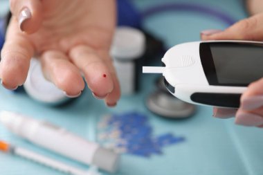 Doktor, hastanede kan şekeri seviyesini kontrol et. Dijital glukometre kullan.