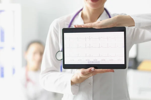 Médico mostrando pantalla de tableta digital con resultado de cardiograma cardíaco — Foto de Stock