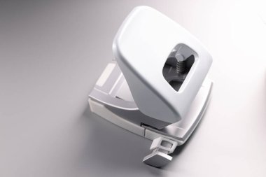 Gri arkaplandaki beyaz delik yumruğunun yakınlaştırılması