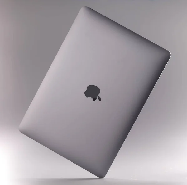 MINSK, BELARUS - 6 de diciembre de 2021: nuevo portátil digital Apple MacBook aire sobre fondo gris —  Fotos de Stock