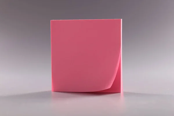 Fechar-se de adesivos rosa no fundo cinza — Fotografia de Stock