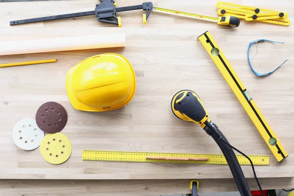 İş için ekipmanı olan profesyonel işçi çalışma yeri