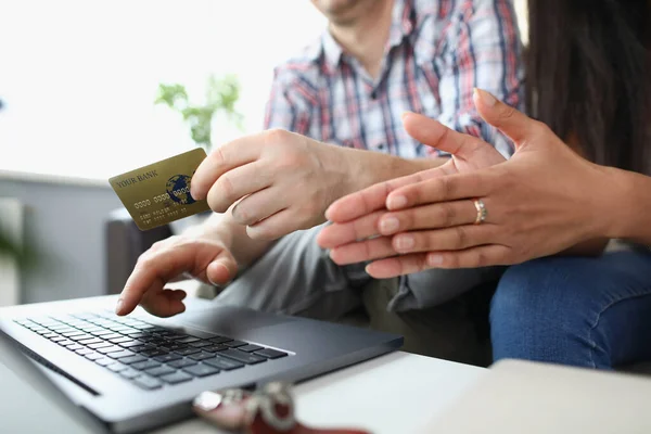 Karı koca internetten kredi kartıyla bir şey almak istiyor. — Stok fotoğraf