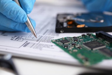 Erkek bilgilerini gümüş kalemle doldurup eldiven takıyor