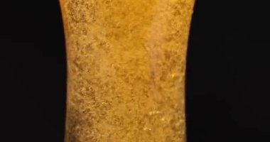 Taze köpüklü bira şeffaf cam ağır çekimde 4K filme dökülür.
