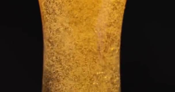 Fris schuimig bier wordt gegoten in transparant glas slow motion 4k film — Stockvideo