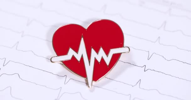 Icono del corazón se encuentra en el cardiograma de cámara lenta 4k película — Vídeos de Stock