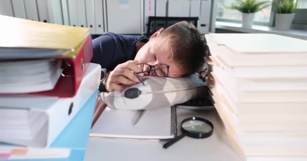 Уставший бизнесмен спит на рабочем месте с документами замедленной съемки 4k кино — стоковое видео