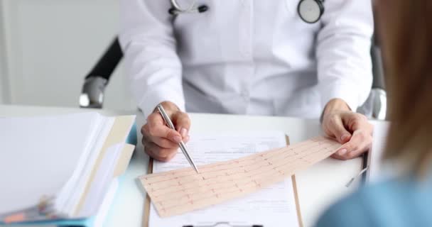 Cardiologista examina paciente eletrocardiograma câmera lenta filme 4k — Vídeo de Stock