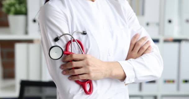 Médico mano en blanco abrigo sostiene estetoscopio cámara lenta 4k película — Vídeo de stock