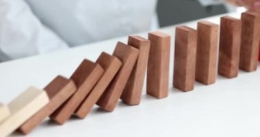 İş kadını parmaklarıyla kırmızı küplere düşmeyi durdurdu