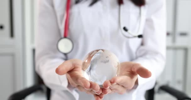 Doktor v bílém plášti drží skleněnou kouli zpomalený film 4k — Stock video