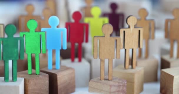 Statuette di legno multicolore di persone in folla di statuette — Video Stock