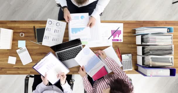 Equipe de negócios examina gráficos com indicadores financeiros — Vídeo de Stock