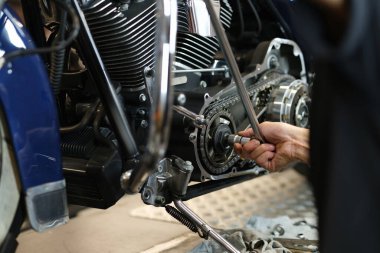 Servis merkezinde bir motosiklet motorunun sökülmesi