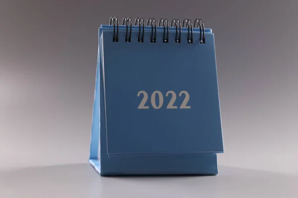 Blue loose leaf calendar 2022 on gray background — Stock Photo, Image