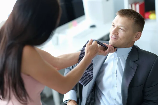 Mujer supervisor tira de corbata de joven empleado —  Fotos de Stock