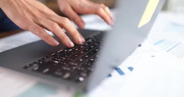 Ofis 4K filminde dizüstü bilgisayarda yazı yazan kadın elleri.