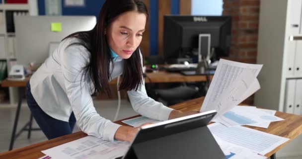 Mujer de negocios estudiando información sobre papel y tableta digital tarde en la noche 4k película — Vídeos de Stock