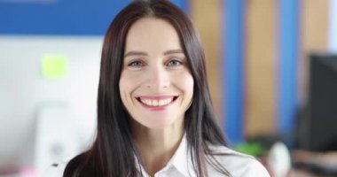 Gülümseyen kadın elleriyle kalbini gösteriyor. 4K film ağır çekim.