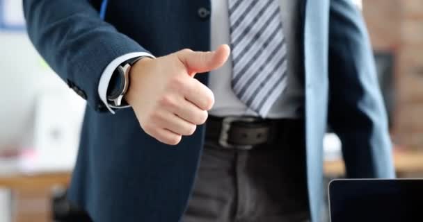Podnikatel v obleku ukazující palec nahoru detailní 4k film zpomalený film — Stock video