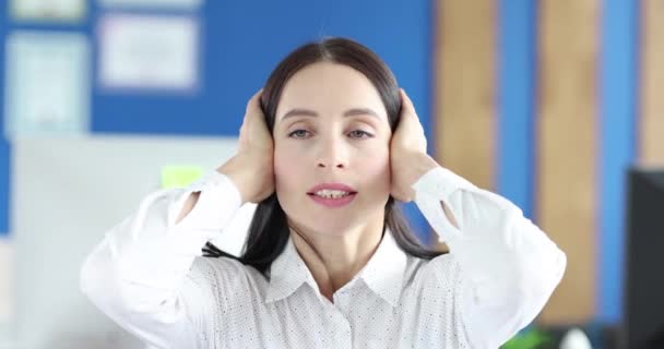 Mujer joven cubriendo sus oídos y hablando 4k película cámara lenta — Vídeos de Stock