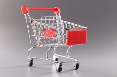 Gri arkaplanda krom saplı bir tramvay