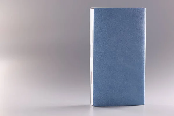 Dagbok med blått läderöverdrag på grå bakgrund — Stockfoto