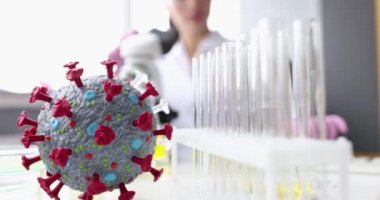 Bilim adamı laboratuvarda çalışır ve virüsler ve bakteriler üzerinde çalışır.