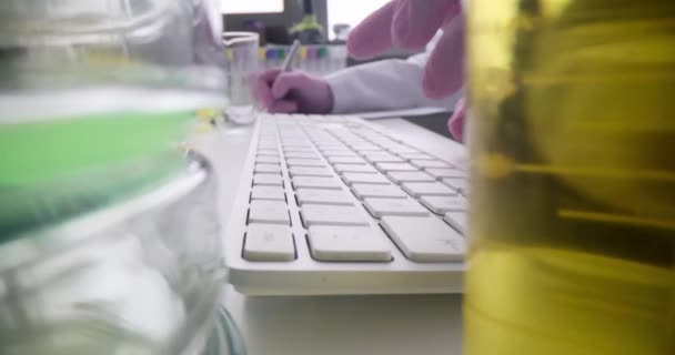 Laboratório de cientistas realiza tipos de pesquisa teclado e escreve dados — Vídeo de Stock